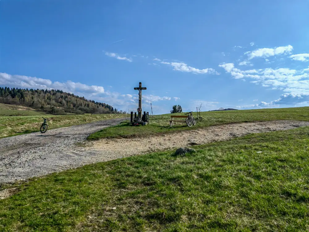 Stretko pod krížom pomaly sa schádzame na sklenianskych lúkach