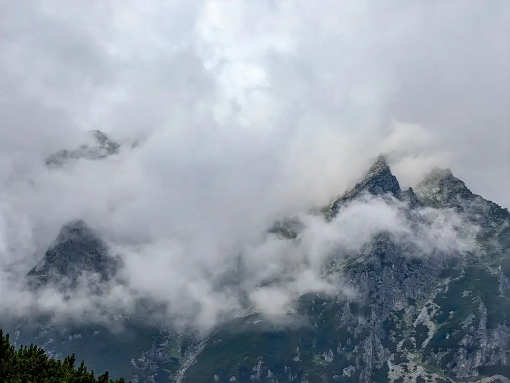 Mraky nad končiarmi Vysokých Tatier Ostrva