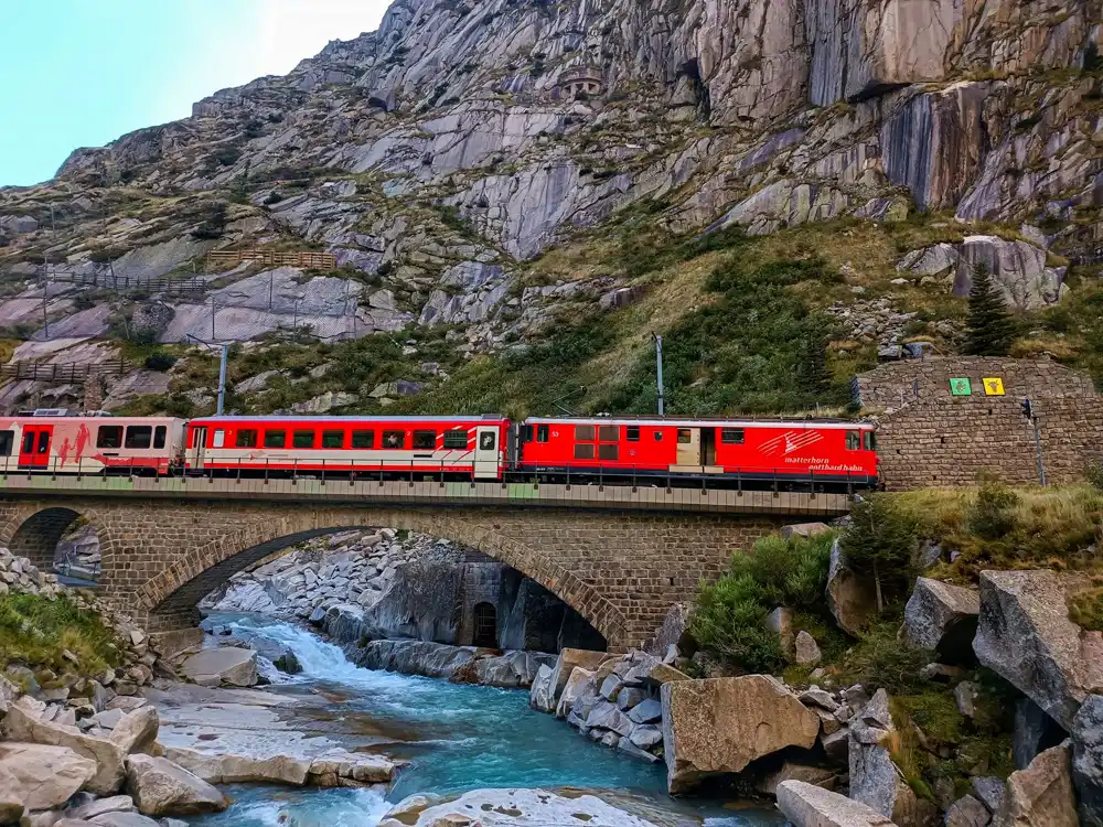 Kaňon k cieľovej dedine Goschenen Furka Pass