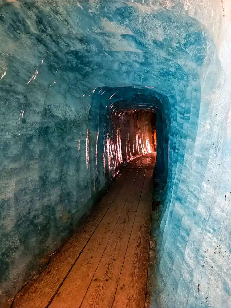 Furka Pass Vnútro ľadovca..