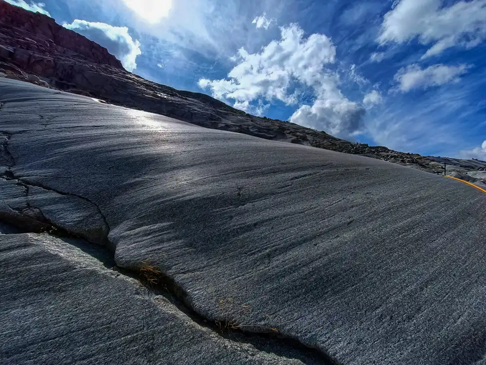 Kamene po tisícročia leštené pohybujucim sa ľadovcom boli vylestene ako zrkadlo