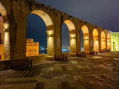 Upper Barraka Garden v noci