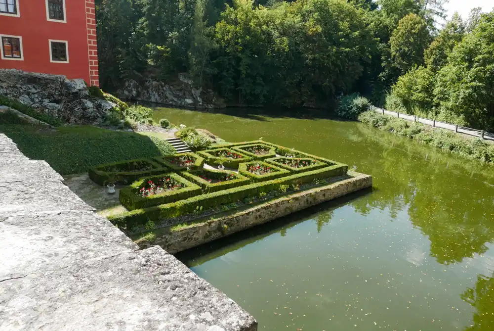 Vzorne udržované záhrady zámku Červené Lhota