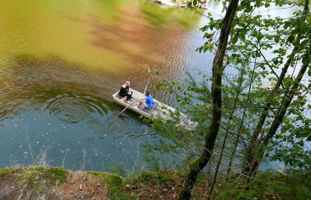 Člnkovačka na rybníku okolo Červenej Lhoty