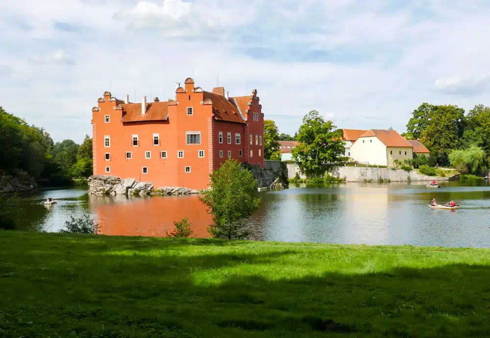 Panoráma zámku Červená Lhota