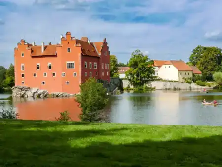 POhľad na zámok Ćervená hota