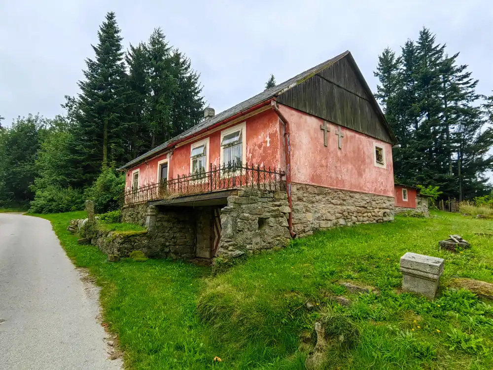 Tu je odbočka na turistický chodník do Novej Bystrice