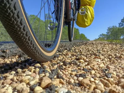 Bicyklom naprieč Austráliou: na gravel objaviť Dinga a Baralambu