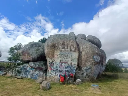 Len tak tu vyrástli kamene. Tamworth, New South Wales.