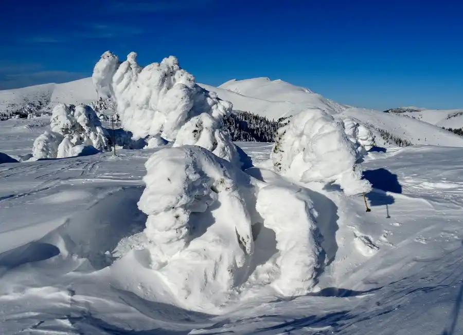 Pitoresktné snežné útvary Nízkych Tatier