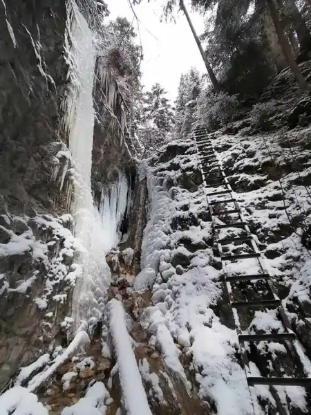 Zimný prechod Klášotrnou roklinou