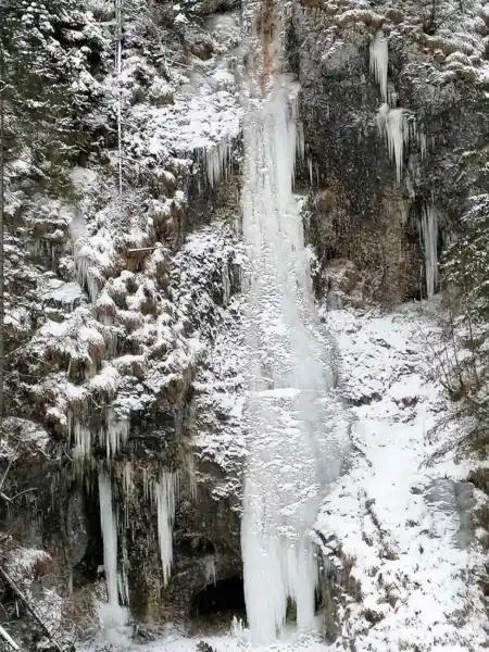 Zamrznutý vodopád v Kláštorskej rokline