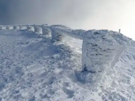 Zamrznutý chodník pod vysielačom