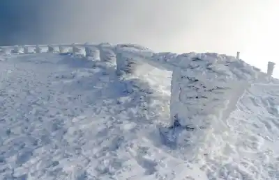 Popri asfaltke na Kráľovu hoľu v zime