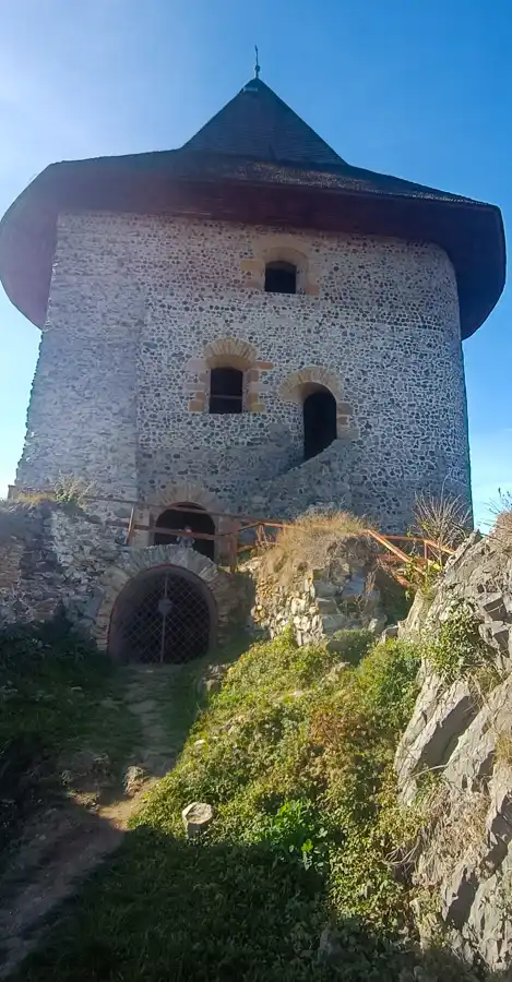 vstup do hradu Śomoška