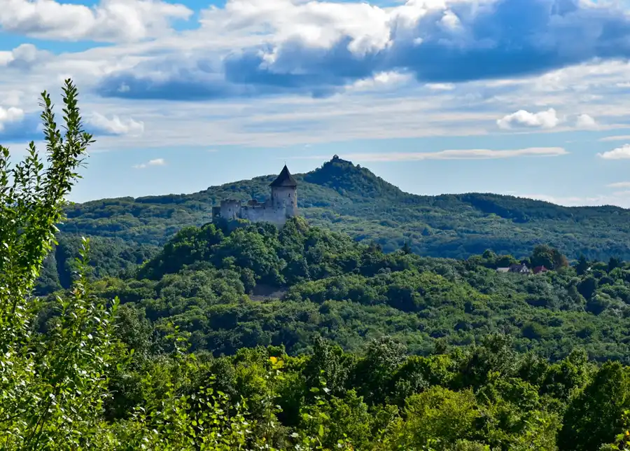 Hrad Šomoška v pozadí hrad Salgó