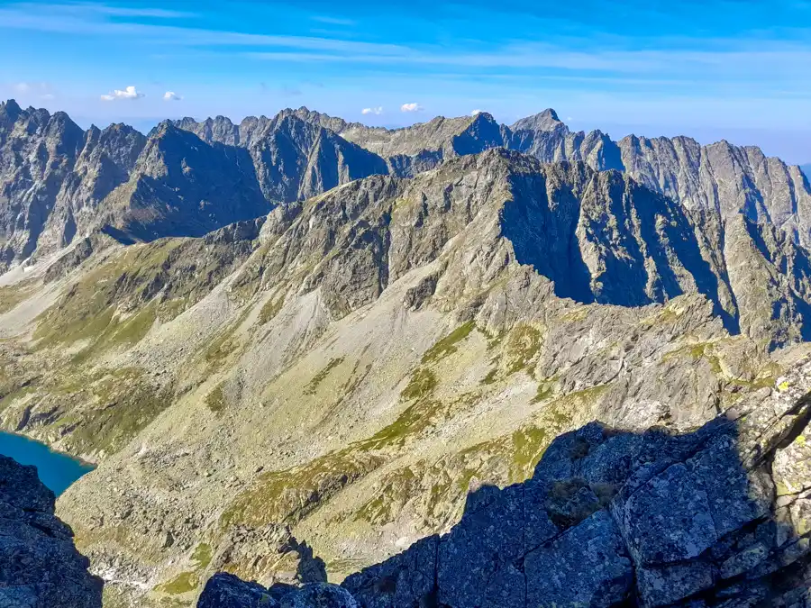 Výhľad cez Kôprovský štít a Hrubú kopu až na Kriváň