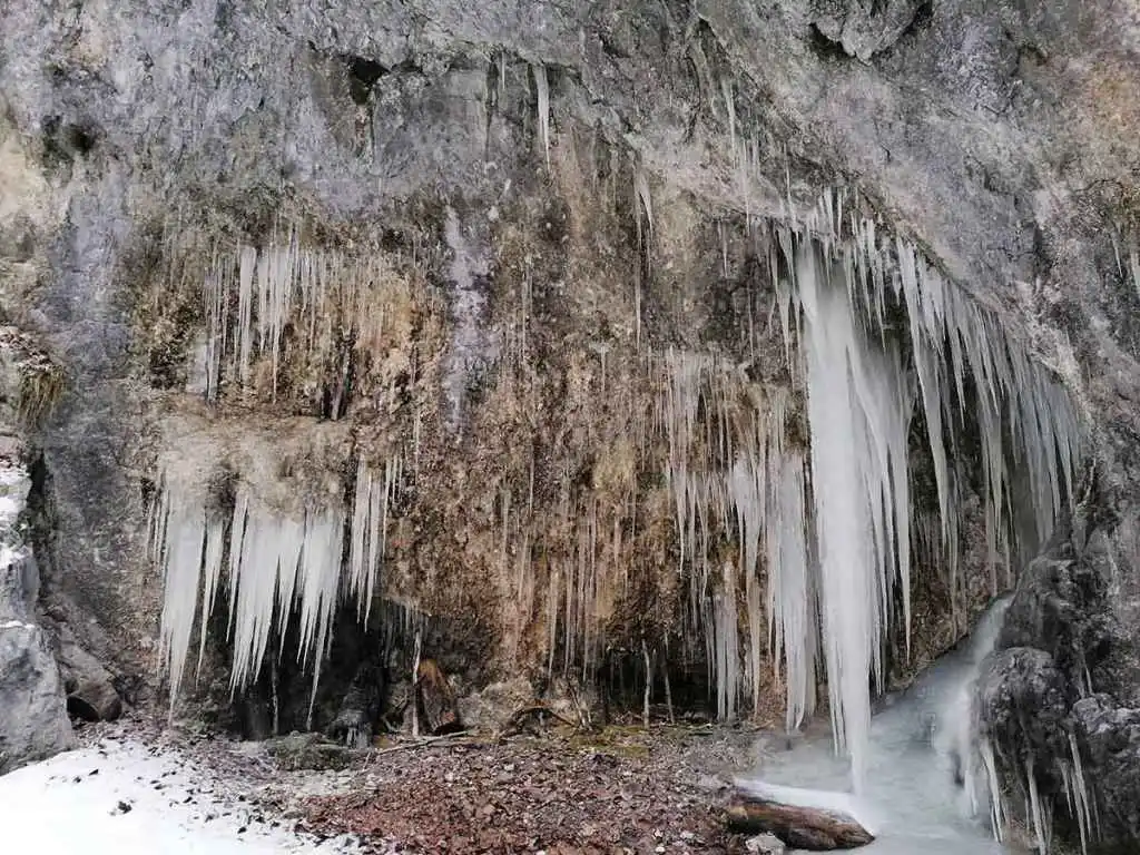 Piecky zimný prechod roklinou