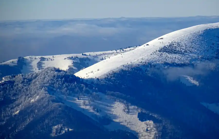 Vľavo Majerova skala - na svahu Líška pod Krížnou, vzadu Úplaz /VF