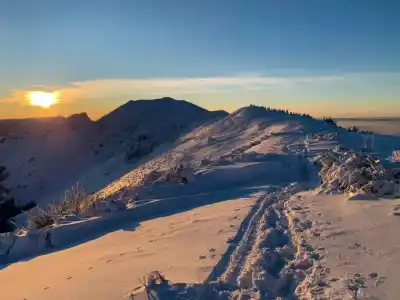 Západ slnka nad hrebeňom zasneženej Malej Fatry