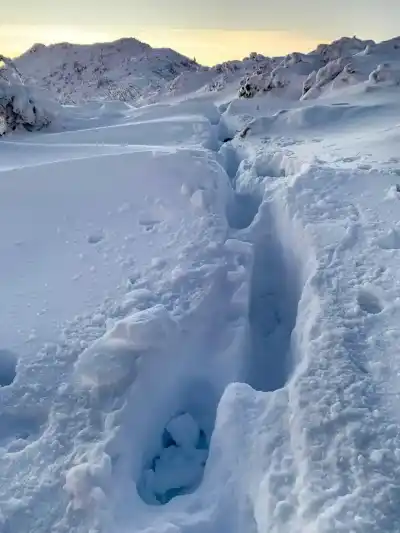 Prechod snehom po hrebeni