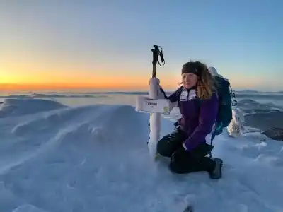 Stratenec v snehu po uši