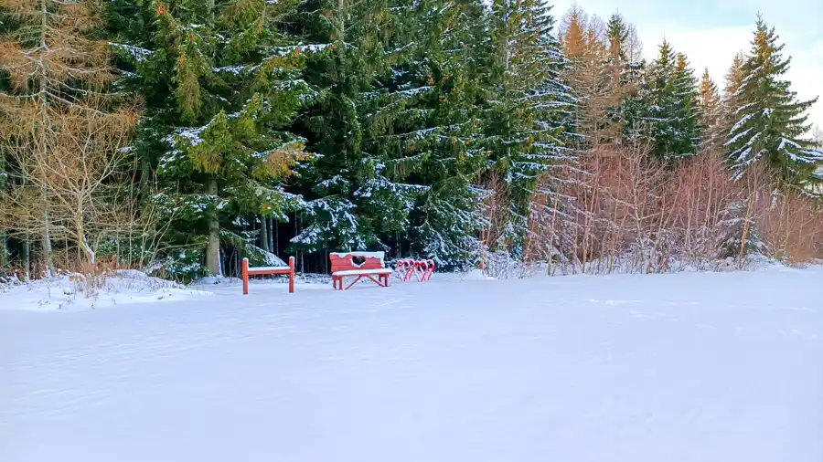 Na hrebeni osadili takéto lavicky