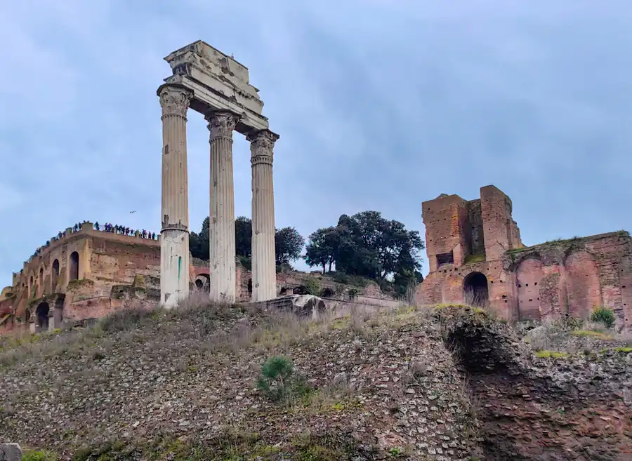 Chrám Castor a Pollux ostali len 3 stĺpy