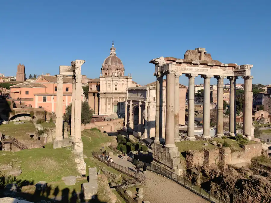 Forum Romanum z Capitolu. Pohľad na pozostatky chrámu Castor a Pollux.