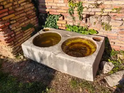 Kresťanský chrám povaľujúca sa krstiteľnica