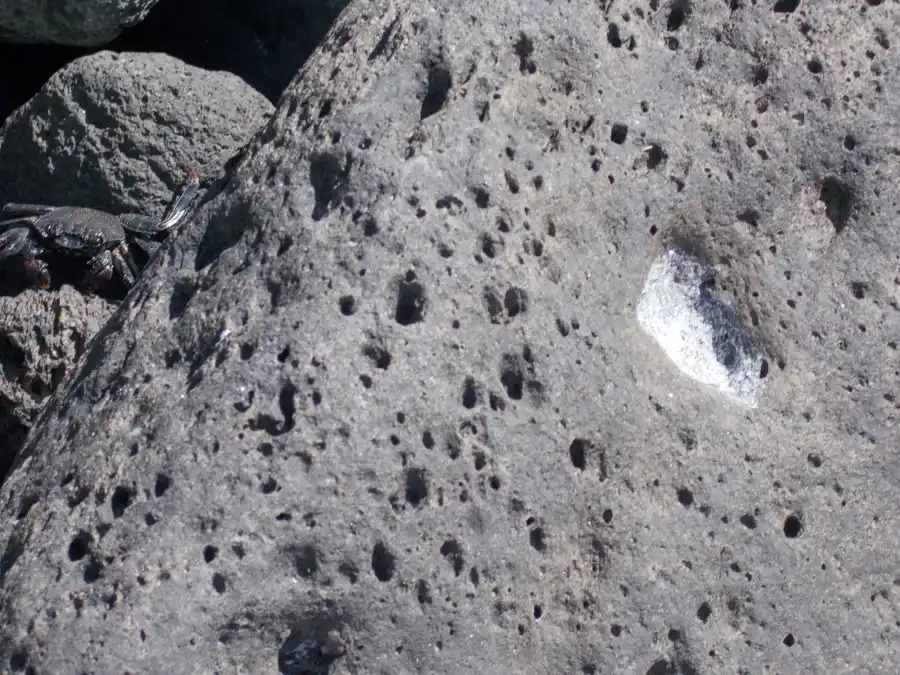 Drsné lávové kamene na slnku pália