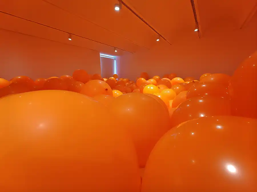 Vo vesmíre oranžových balónov