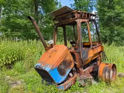 Vyhorené traktory nad Bojnou