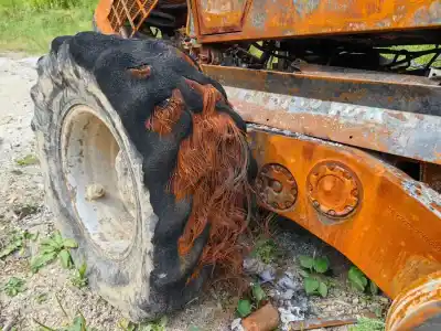 Vyhorené traktory nad Bojnou