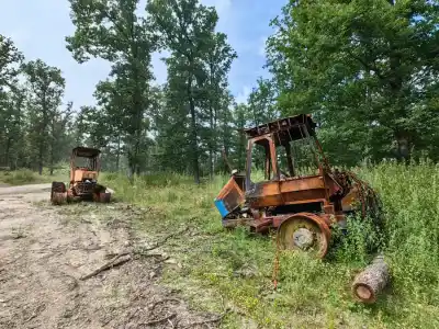 Vyhorené traktory nad Bojnou