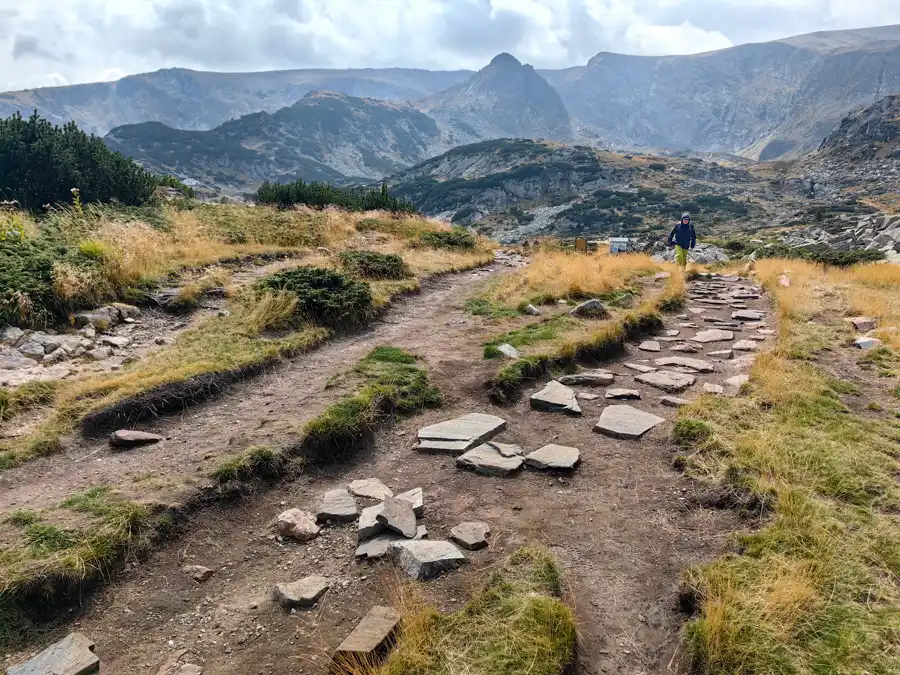 Návrat k lanovke spodnou trasou okolo Rila lakes