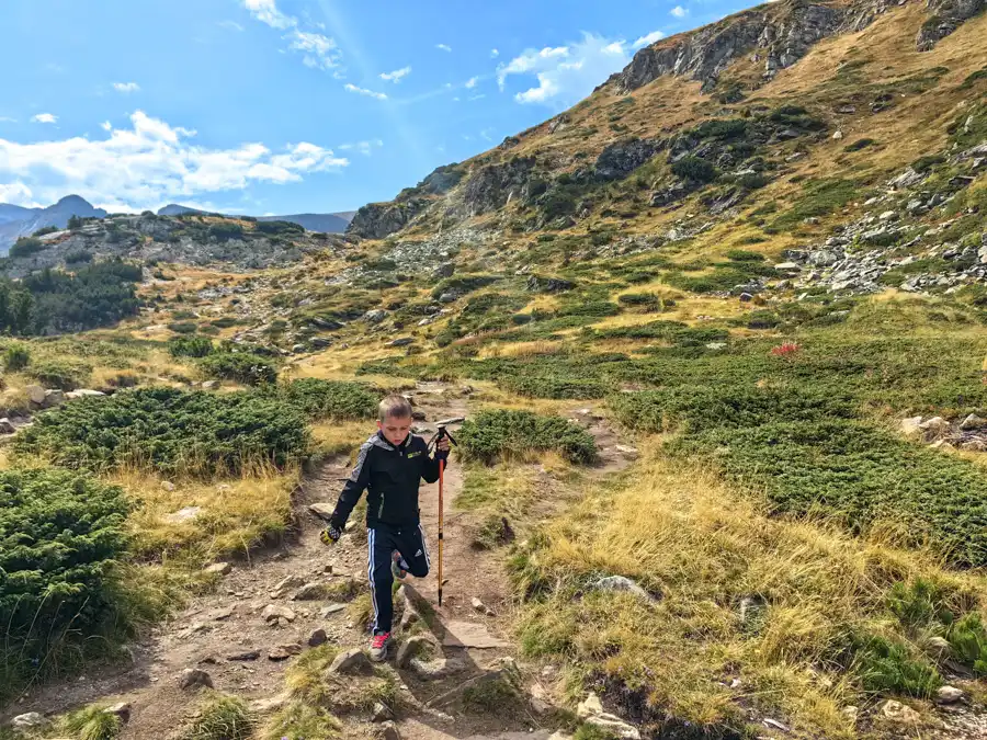 Návrat k lanovke spodnou trasou okolo Rila lakes