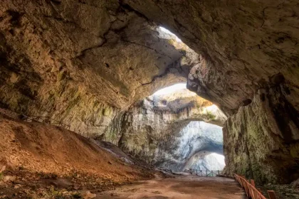 Prohodna Cave