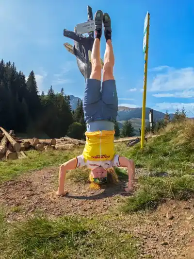 Zuzka so stojkou na hlave