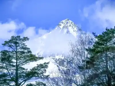 Pohľad spod lanovky na Lomnický Śtít