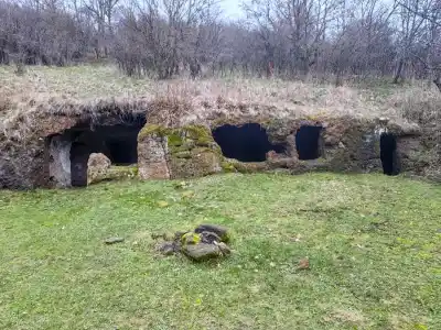 Skalné obydlie Lišov