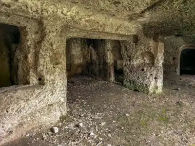 Skalné obydlie nad múzeom