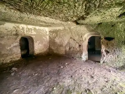 Skalné obydlie nad múzeom