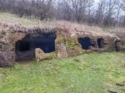 Skalné obydlie nad múzeom