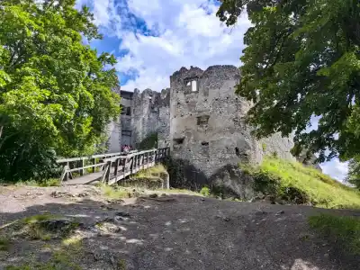 Blížime sa k hradu Uhrovec