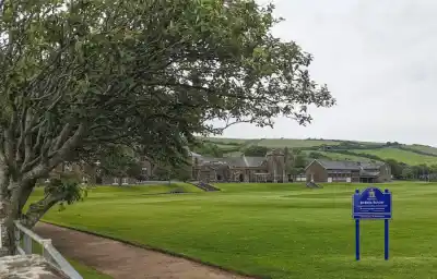 Škola založená v roku 1583. Necirkevná a pre deti zo všetkých vrstiev.