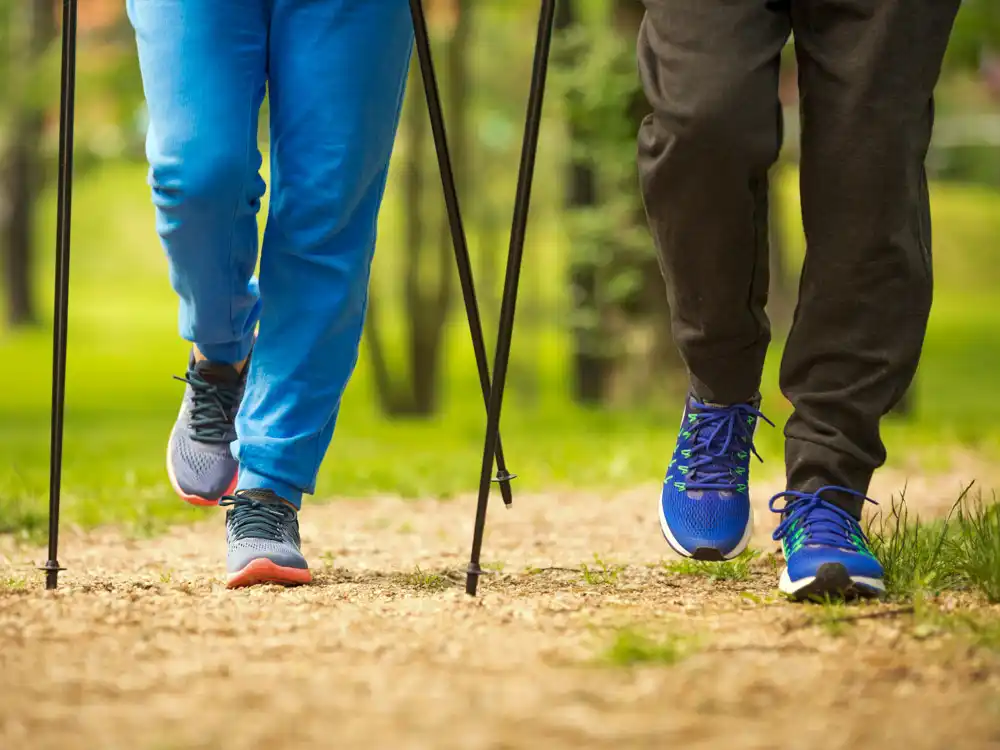 Nordic walking v prírode je vhodný aj pre seniorov
