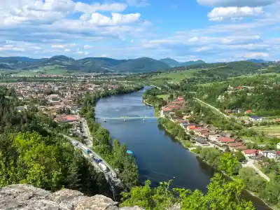 Pohľad na Váh z hradu Strečno