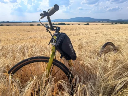 Kostkovic horúce predbúrkové zamyslenia alebo kolobežkou po chotári pre radosť