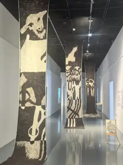 Mine Eyes Bees Deceive